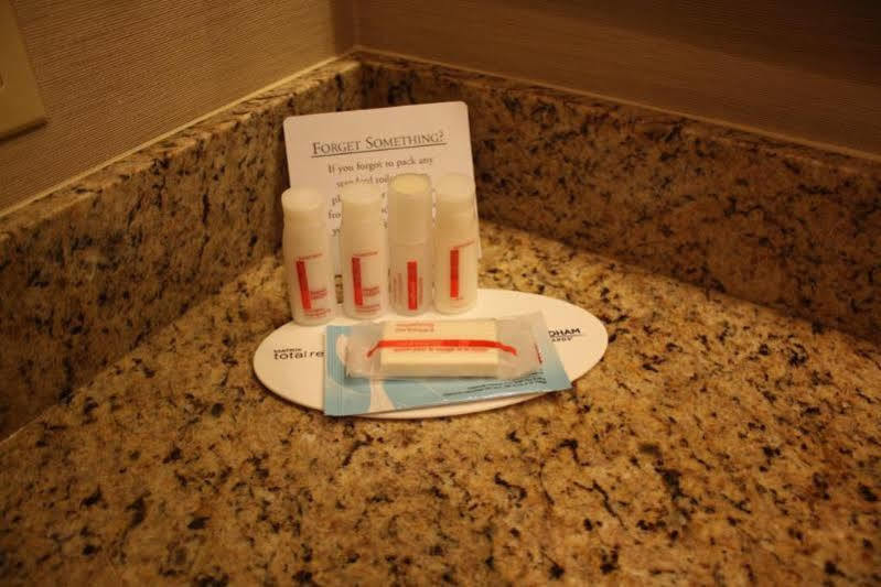 Comfort Suites Denver Bagian luar foto